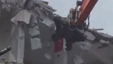Kepçe Operatörünün Bayrak Hassasiyeti