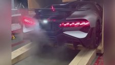 Bugatti Divo’nun Sahibine Teslim Edilişi