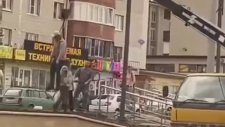 Sokak Lambasını Tamir Etmek İçin Vince Bağlandı
