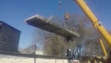 Beton Bloğu Arabanın Üzerine Düşüren Vinç Operatörü