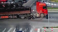 Demir Yüklü Tıra Çarpan Motosikletlinin Ölümden Döndüğü Anlar