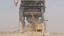 Nokta Atışı Yapan Ekskavatör Operatörü