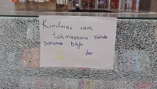 Tuzla Buz Olan Vitrine İlginç Yazı