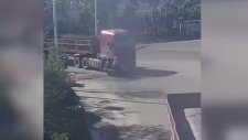 Tırın Altında Kalan Adamın Mucizevi Kurtuluşu