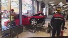 82 Yaşındaki Adam Ferrari'si ile Mağazaya Daldı