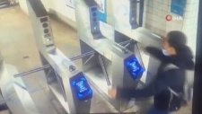 ABD’de Metro Turnikesinden Atlamak İsteyen Kişi Feci Şekilde Can Verdi