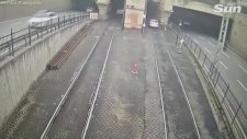 Tramvay Beklerken Araba Geldi