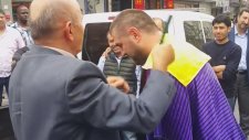 Ekrana Para Uzatıp Alma Hissi Uyandıran Seyyar Satıcı