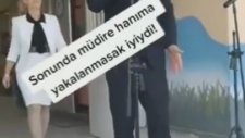 Öğrencilere Şarkı Söylerken Müdüre Yakalanan Öğretmen