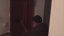 Kiracısının Kapısını Baltayla Kıran Ev Sahibi