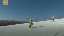 Çinli Ufaklıktan Snowboard Gösterisi