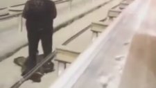 İstanbul'da Karın İçinde Namaz Kılan Vatandaş