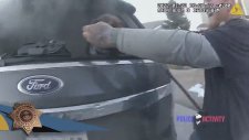 Yanan Arabanın İçinde Mahsur Kalan Köpeği Kurtaran Polis
