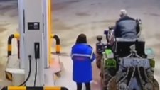 Traktör Sürücüsünü Mazotla Yıkayan Pompacı