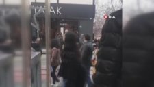 Herkesin Gözü Önünde Genç Kızı Böyle Tekmeledi