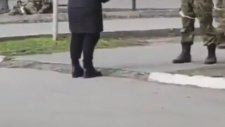 Rus Askere Tepki Gösteren Ukraynalı Kadın