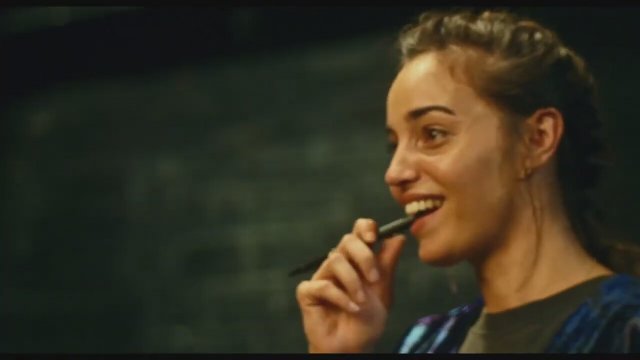 Entre les vagues (2022) Fragman