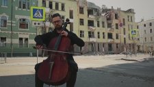 Harabeye Dönen Binalar Önünde Çello Çalarak Yardım İstedi