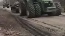 Rus Tankı Avından Dönen Ukraynalı Çiftçiler
