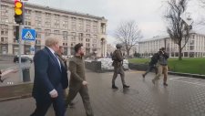Zelenskiy ve Johnson Kiev Sokaklarını Gezdi