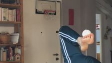 Ayağı ile Basket Atan Kız