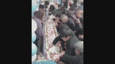 Bedava Pasta Fırsatından Sonuna Kadar Yararlanan Adam