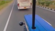 Otobüsü Sollayan Traktör