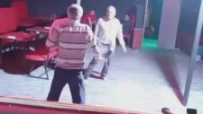Gittikleri Mekanda Direk Dansı Yapan Dayılar