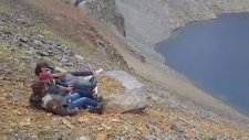 Koca Kayayı Göle Yuvarlayan Adamlar
