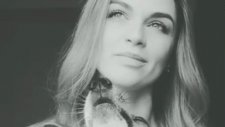 Köpekleriyle Düet Yapan Opera Sanatçısı
