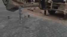 Parke Taşlarıyla Şov Yapan Kepçe Operatörü