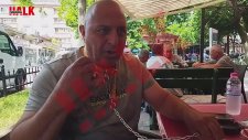 Boynunda Köpek Tasması ile Dolaşan Vatandaş