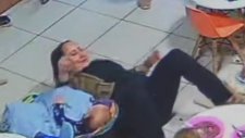 Oturmaya Çalışan Kadının Sandalyesini Çekerek Trolleyen Ufaklık