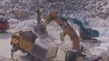 Dev Kayayı Ekip Çalışmasıyla Kamyona Yükleyen İş Makinesi Operatörleri