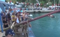 Antalya’da İptal Edilen Yağlı Direk Bayrak Yarışması Renkli Görüntülere Sahne Oldu