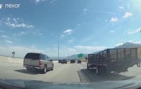 Seyir Halindeki Kamyonetin Tekerleği Aracın Üzerine Fırladı
