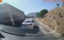 Tırın Altında Kalmaktan Müthiş Hamlesiyle Kurtulan Sürücü
