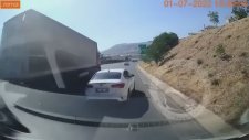 Tırın Altında Kalmaktan Müthiş Hamlesiyle Kurtulan Sürücü