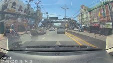 Trafikte Mahsur Kalan Yavru Kediyi Kurtarmak