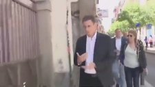 İspanya Başbakanı Siyahi Kadınla Tokalaştıktan Sonra Ellerini Sildi