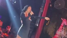 Merve Boluğur Sahneye Çıktı Beklediği İlgiyi Göremedi