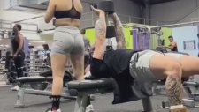Spor Salonunda Spor Yapan Adamın Yüzüne Oturan Kadın