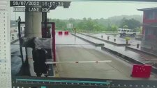 Ambulans Islak Zeminde Kayıp Gişelere Çarptı