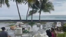 Hawaii'de Dev Dalgalar Düğünü Bastı
