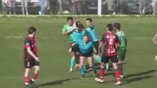 Kırmızı Karta Sinirlenen Futbolcu Kadın Hakemi Yumrukladı