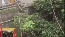 Nehre Düşen Kamyonu Kurtarmaya Çalışan Vinç de Düştü