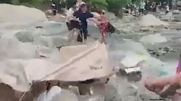 Çin'de Yükselen Nehir Can Aldı