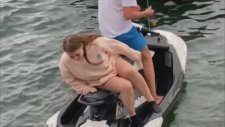 Jet Ski'den Düşen Kadın