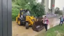 Kağıthane’de Sel Sularında Mahsur Kalan Vatandaşlar Kepçe İle Kurtarıldı