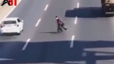 Sultanbeyli’de TEM’e Çıkan Şahıs Kaza Yaptırdı